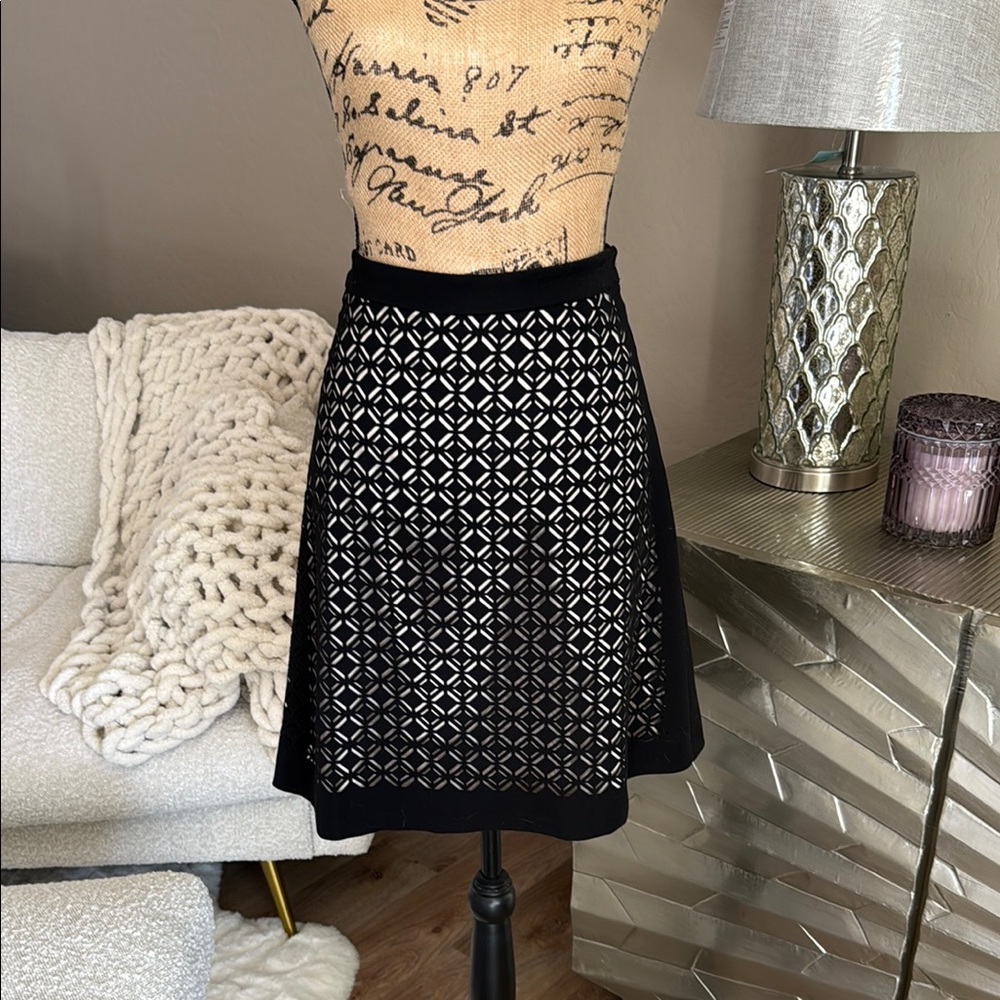 WHBM Graphic Cut Out Flirty Skirt Size 2 NWT